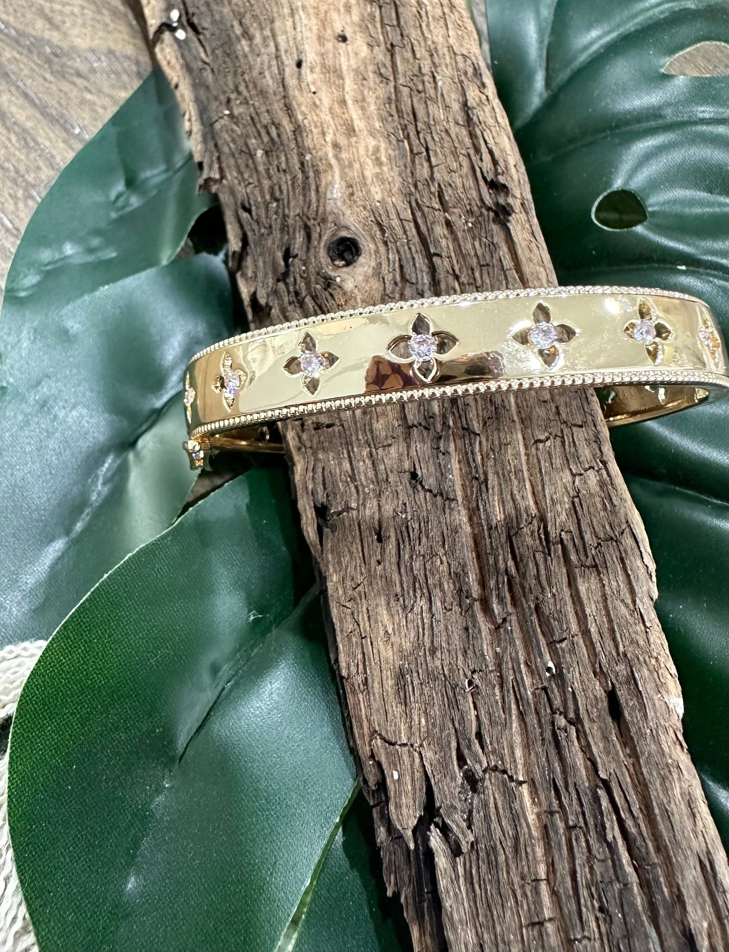 Tiny clover bangle