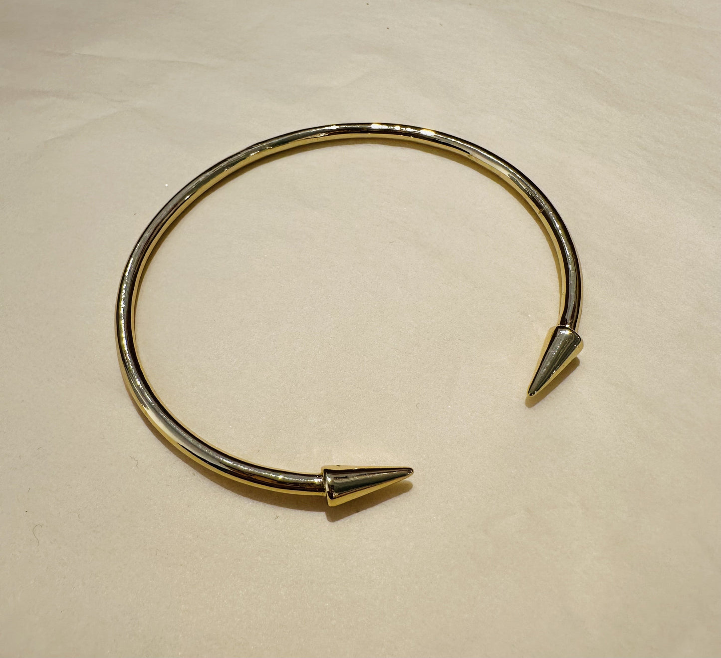 Arrowhead cuff