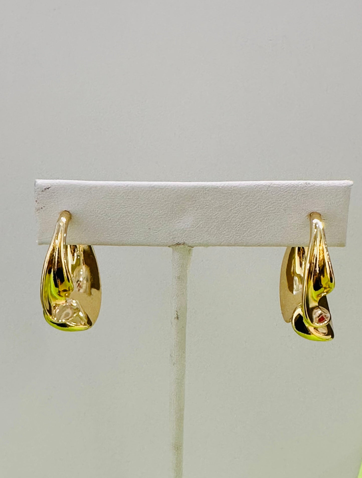 Twist. Hoops