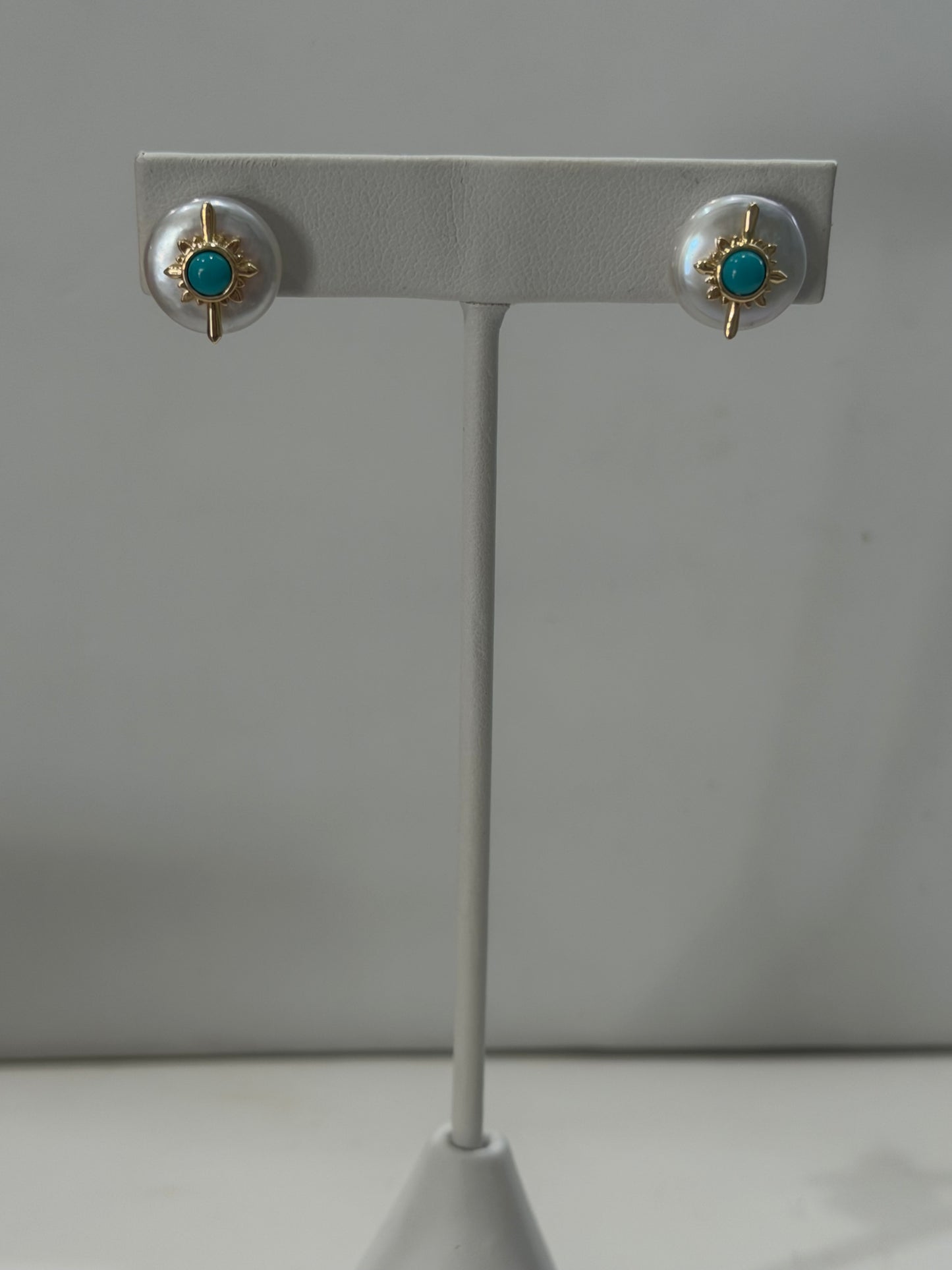 Shell Pearl Stud Earrings