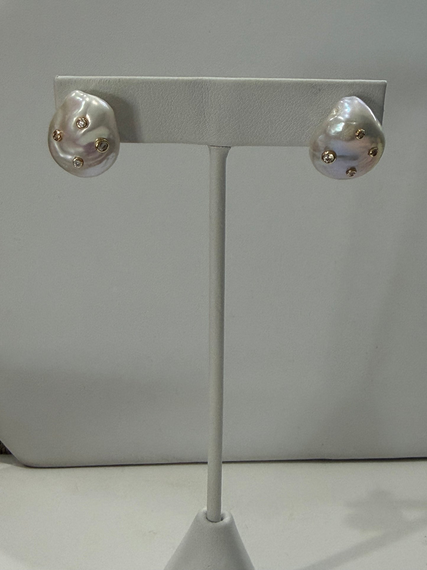 Shell Pearl Stud Earrings