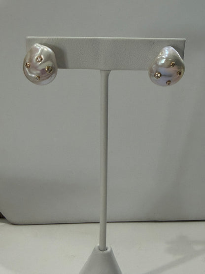 Shell Pearl Stud Earrings